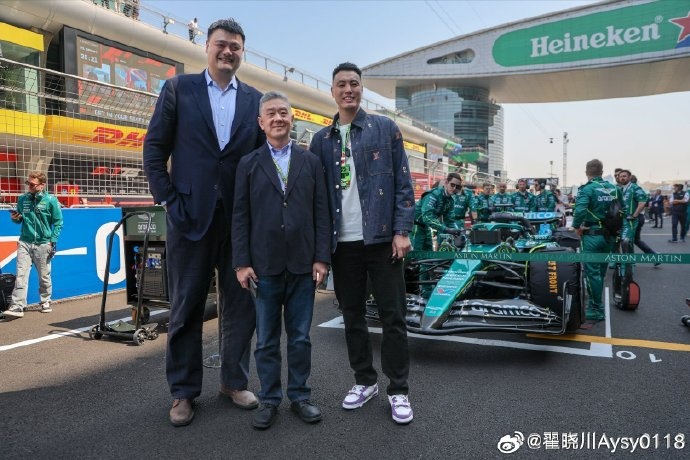 联动F1!翟晓川晒与姚明、阿隆索、范志毅、周冠宇等的合照